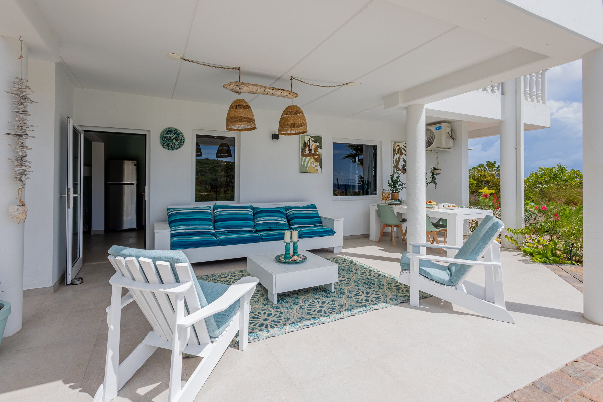 Ruime porch met zithoek en eettafel