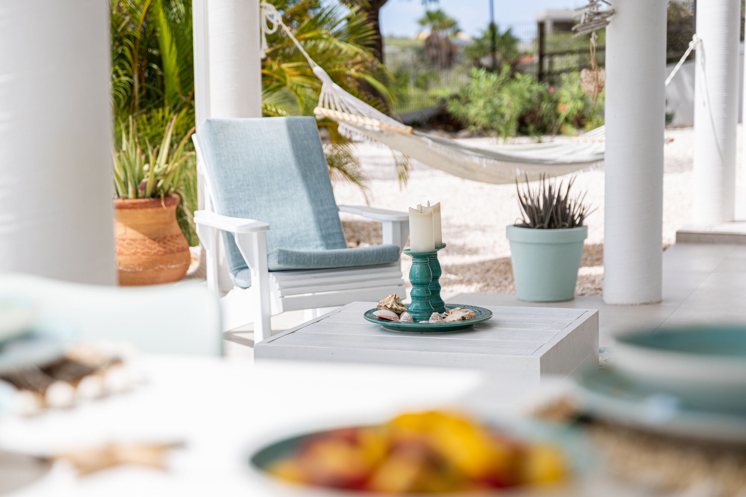 Sfeervolle porch met hangmat en tropische tuin