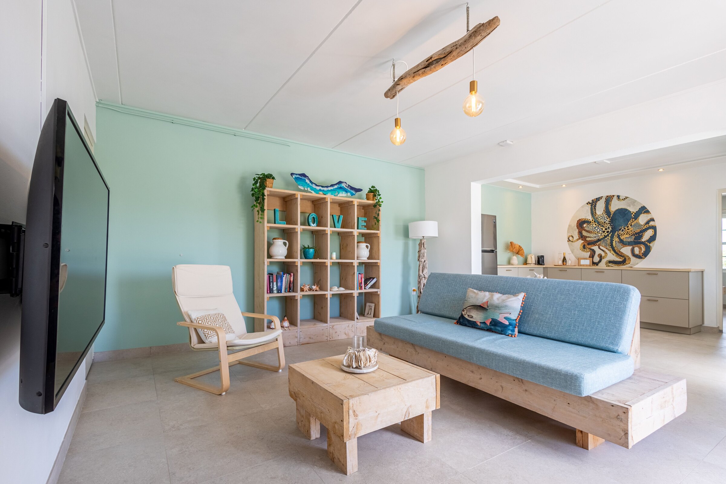 Woonkamer met loungehoek en open keuken