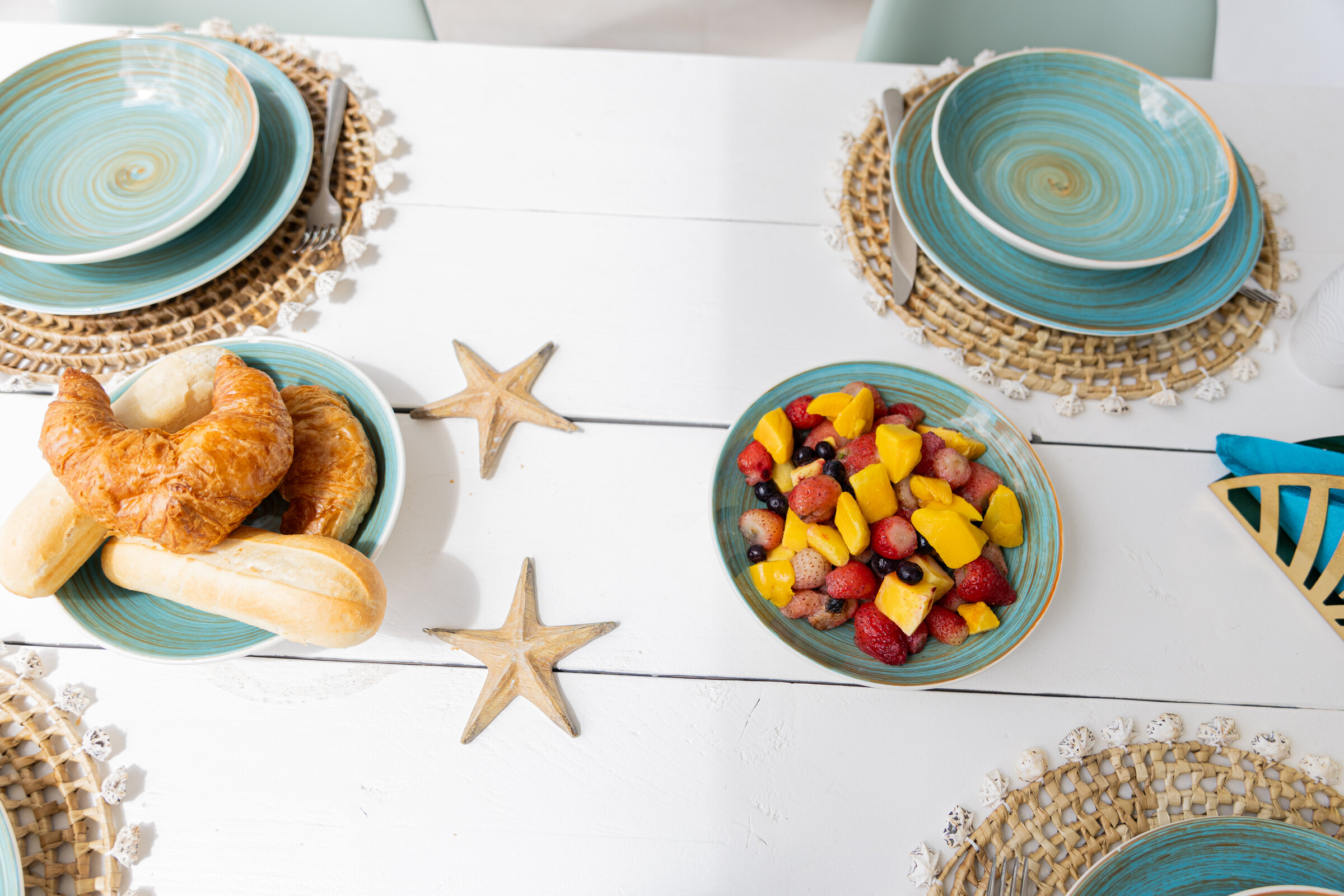Tafelsetting met ontbijt in Caribische sfeer