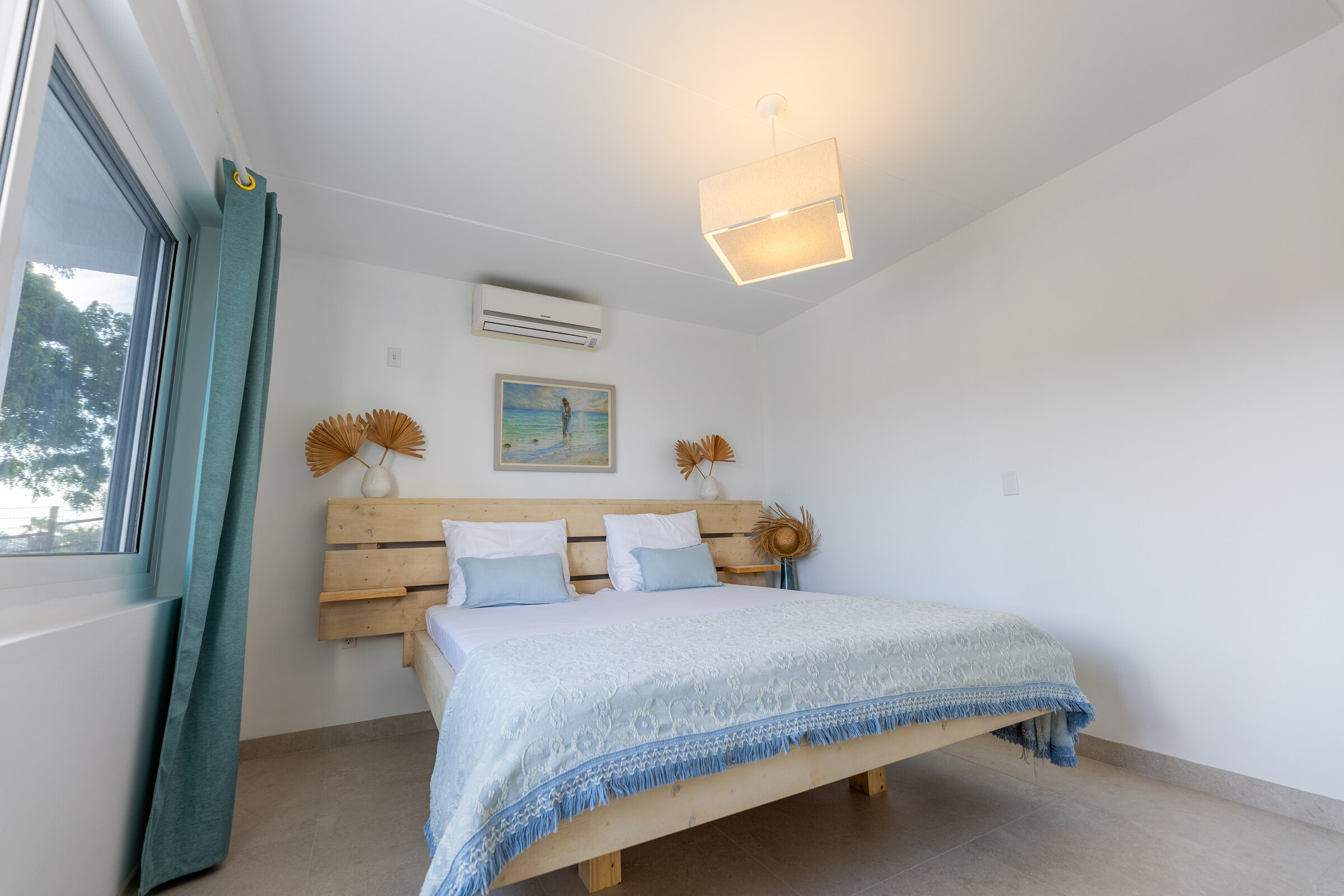 Slaapkamer met tweepersoonsbed en airconditioning