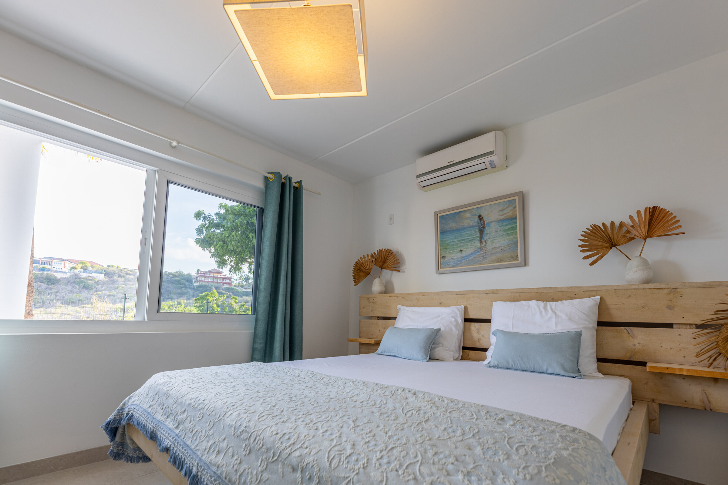 Lichte slaapkamer met uitzicht en airconditioning
