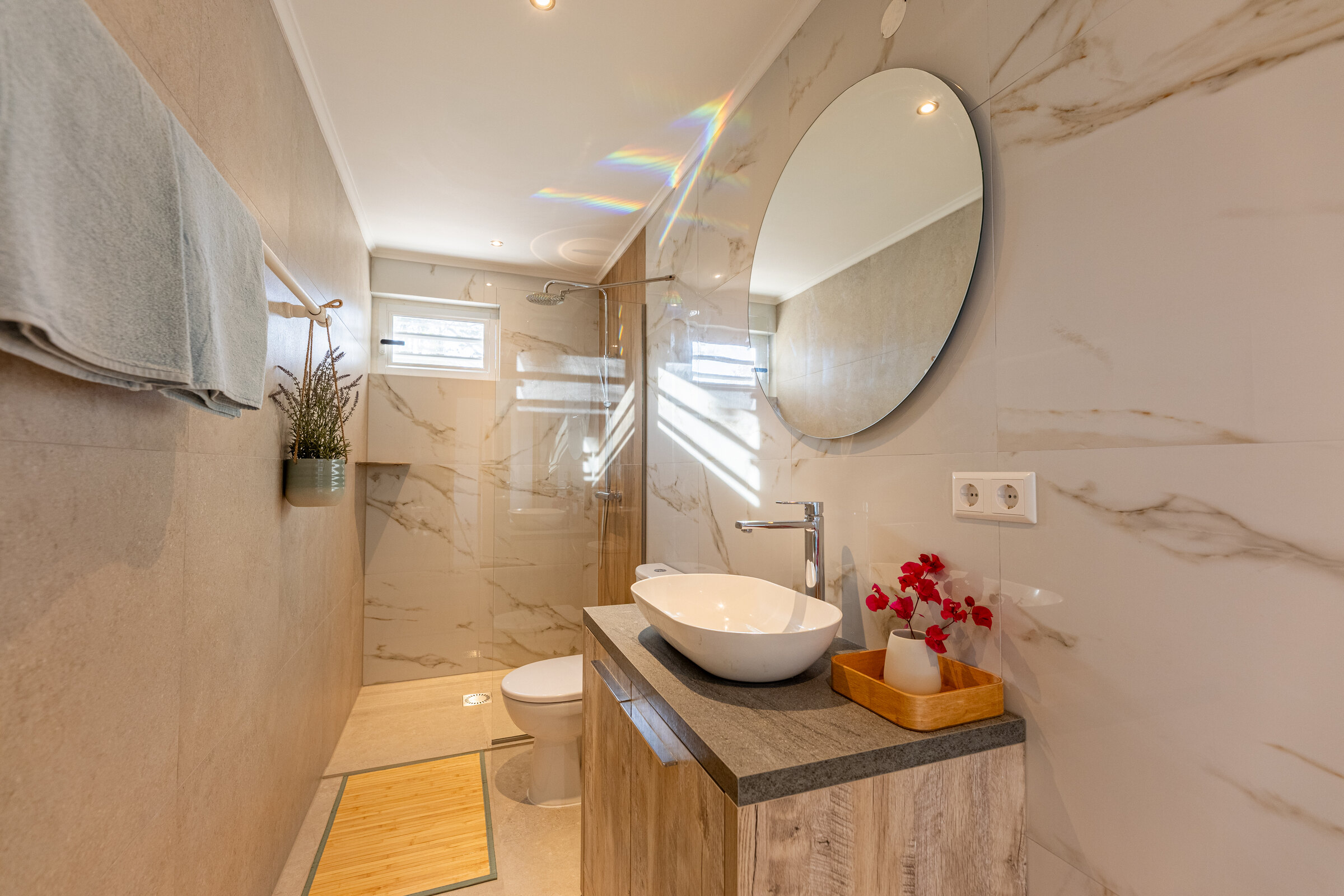 Badkamer met wastafel en douche